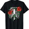 Pastel Goth Skelett Brustkorb Röntgenaufnahme Und Rote Rosen Halloween T-Shirt