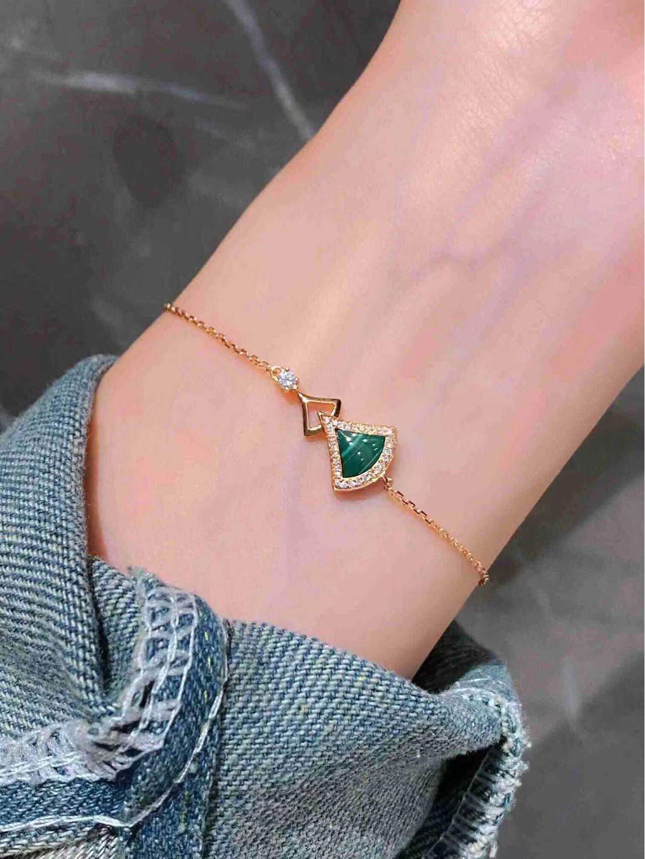 

Браслет из розового золота 18 карат в форме веера с бриллиантами и ожерелье из белого перламутра для женщин