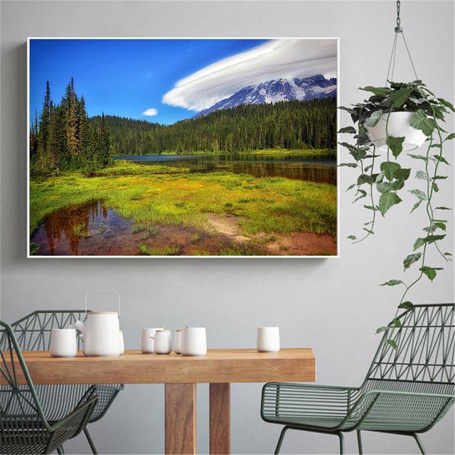 Stampe su tela da parete Poster Montagne Spring Lake Foresta Cielo blu Isola Albero Pittura Paesaggio Immagini da parete per soggiorno