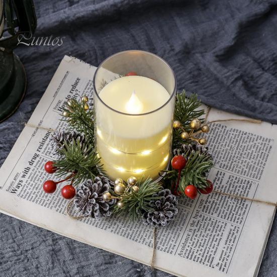 Weihnachtskerzenring, künstliche Tannennadeln, Tannenzapfen, Beeren, Girlande, rustikaler festlicher Kerzenkranz für die Tischdekoration zu Hause