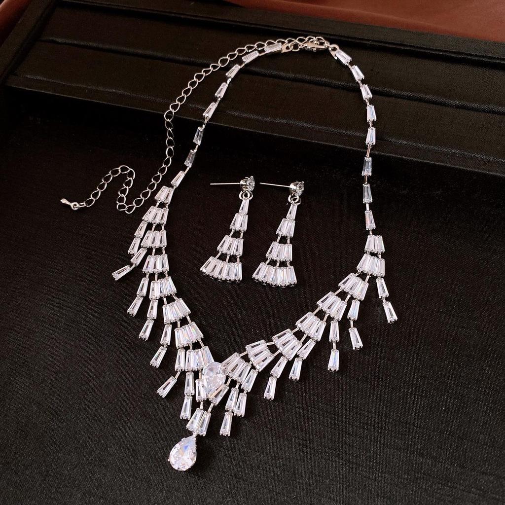 Silver Needle Cubic Zirconia Teardrop Pendant Necklace & Earrings Set - French Court Style, Light Luxury Jewelry for Versatile Elegance