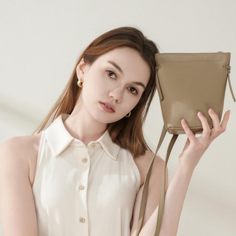 Large screen mobile phone bag female messenger new mini bag, high-end feeling, small and lightweight first-layer cowhide bucket bag