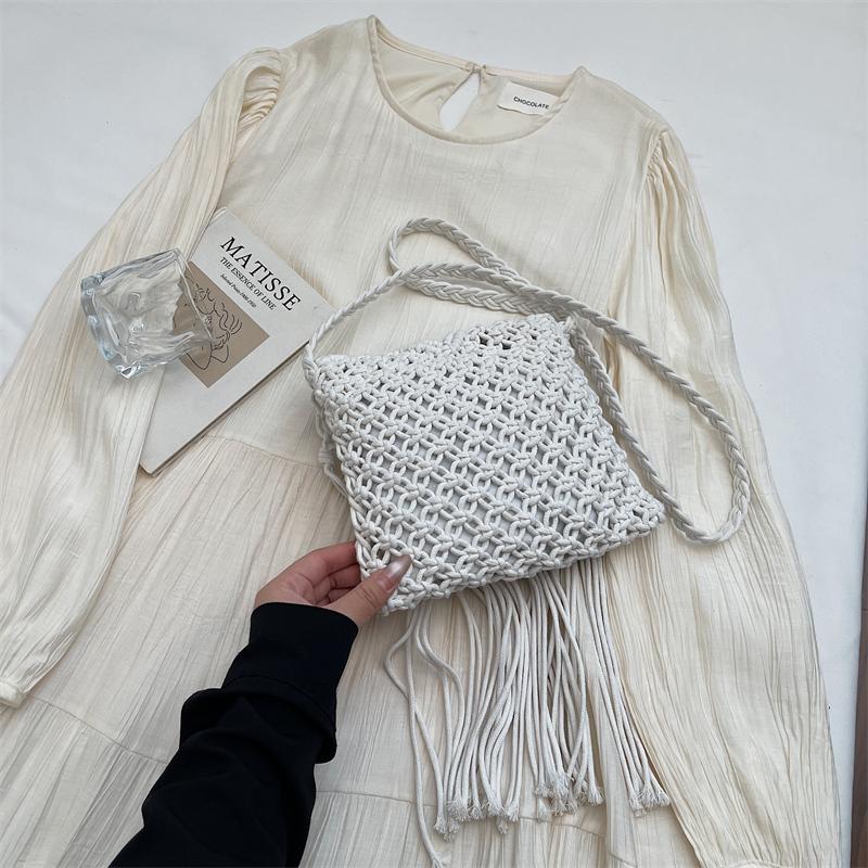 Seaside Beach Straw Bag Women's Vintage Woven Shoulder Bag Tassel Hollow Crossbody Bag