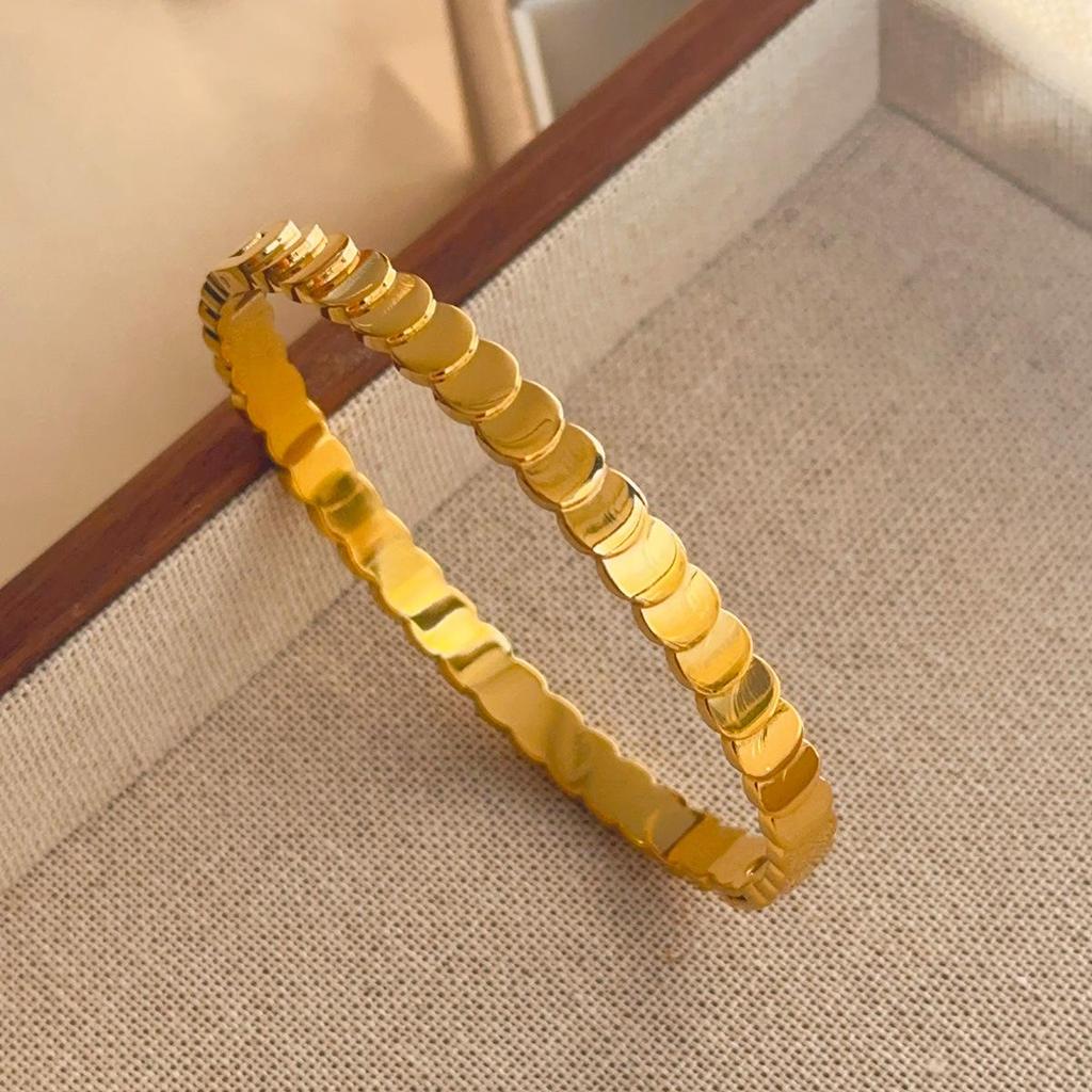 Luxusní dámský náramek z titanové oceli se zirkony a akcenty z bílé perleti