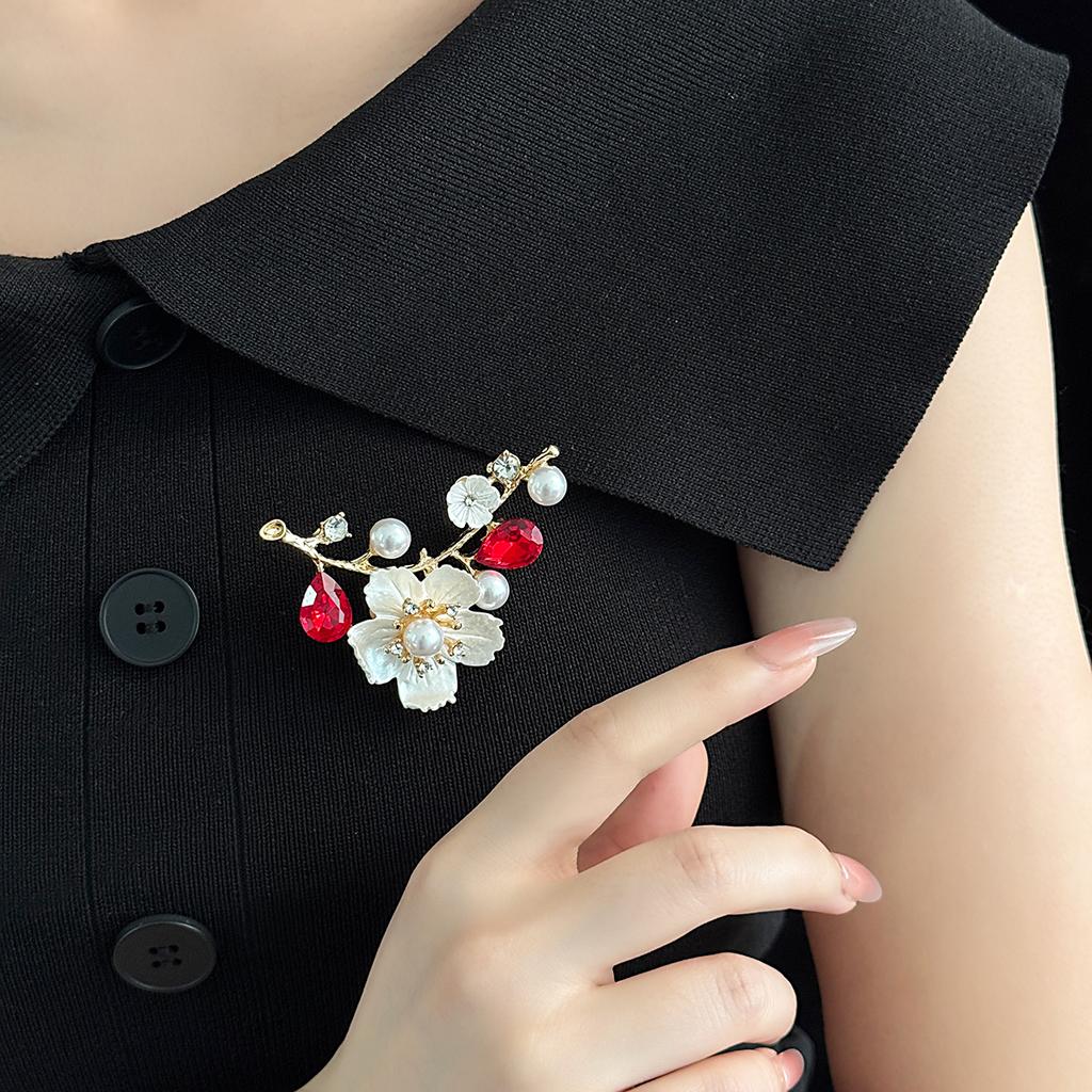 Elegante Damen Pflaumenblüten Brosche Temperament Kleidung Fixierstift Eingelegt mit Zirkonia Brustblume für Frauen