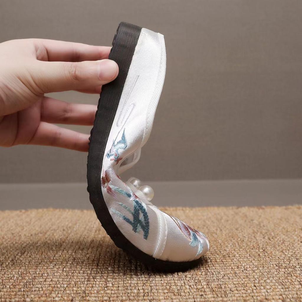 Women's Summer Baotou Flat Sole Embroidered Slipper Ethnic Style Soft Sole Non Slip Breathable Home Slipper Outdoor Half Slipper