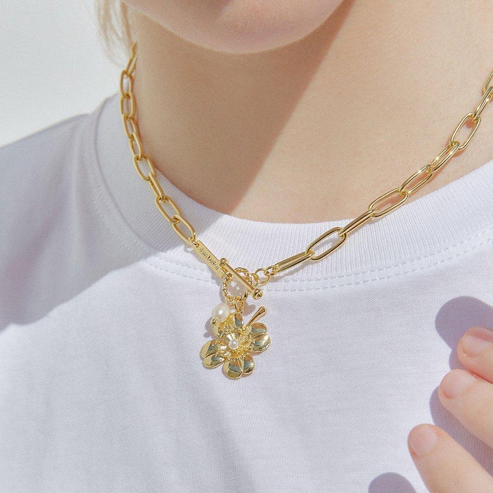 Four-leaf clover chain toggle necklace