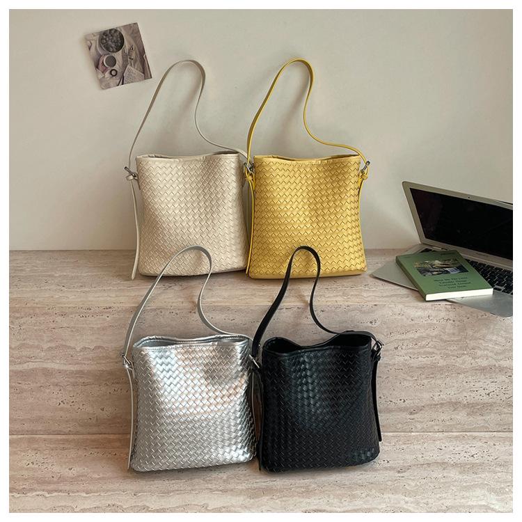 Women's Retro Woven Leather Bucket Bag - Versatile Crossbody for Work and Commute