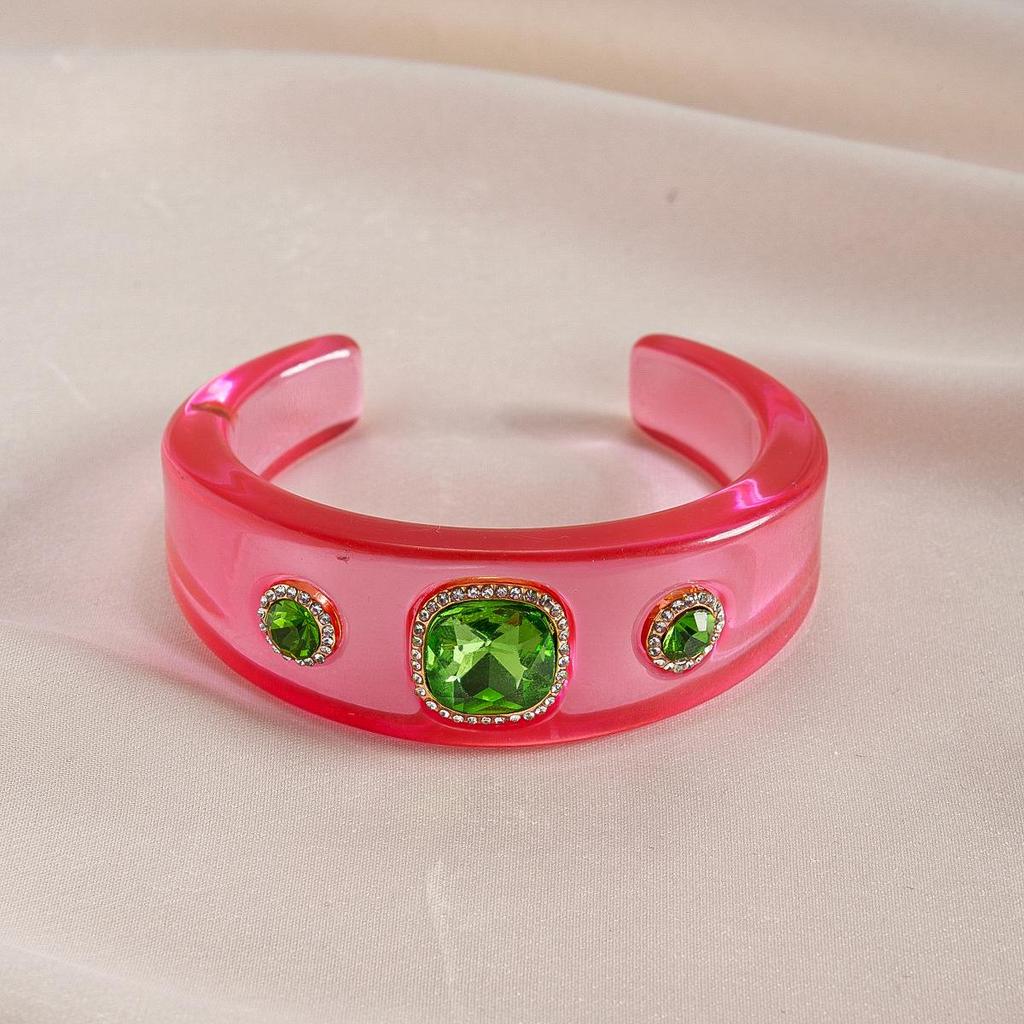 Unique Retro Resin Bracelet: Personalized Fashion Jewelry for Women