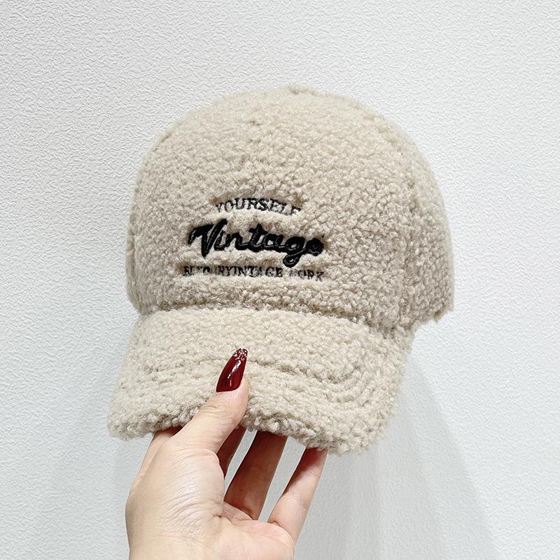 

Женская вышитая плюшевая зимняя бейсболка в корейском стиле Adjustable (55-59cm) грязно-белый