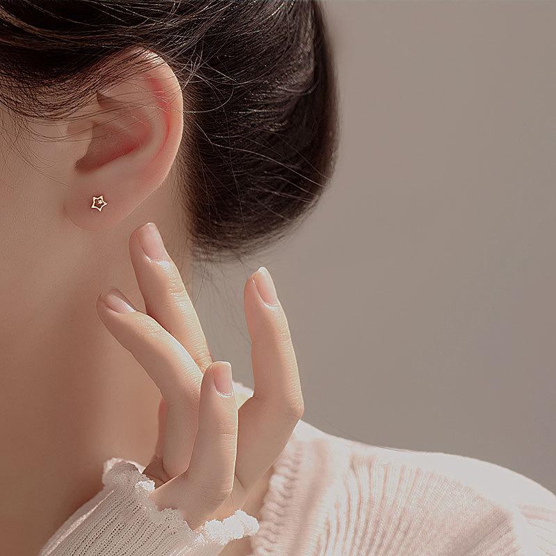 Kleine goldene Ohrringe für Damen im kühlen Stil, exquisite Ohrknorpelringe, einfache, kleine und vielseitige Ohrringe