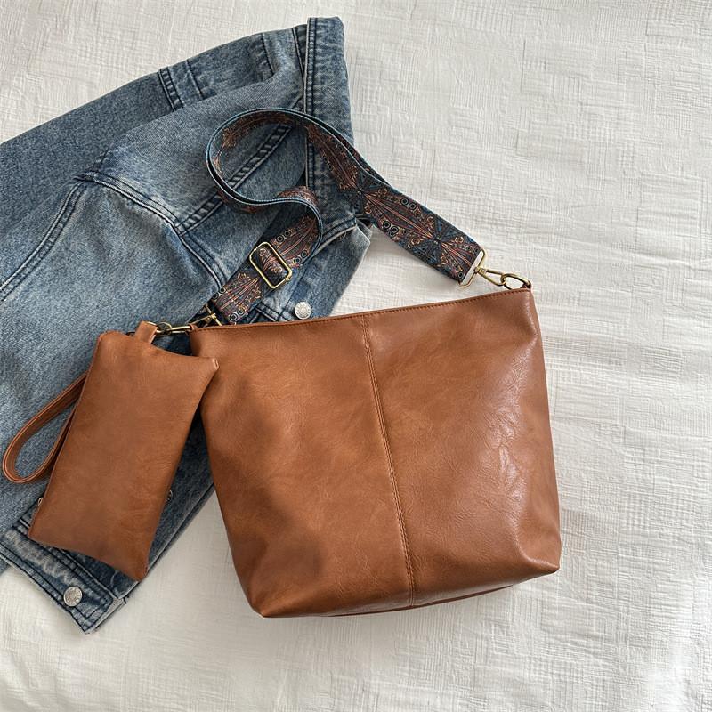 2024 New Simple Casual Bucket Bag Unique Aesthetic Fashion Shoulder Bag Retro Commuter Large Capacity Bag Women Black