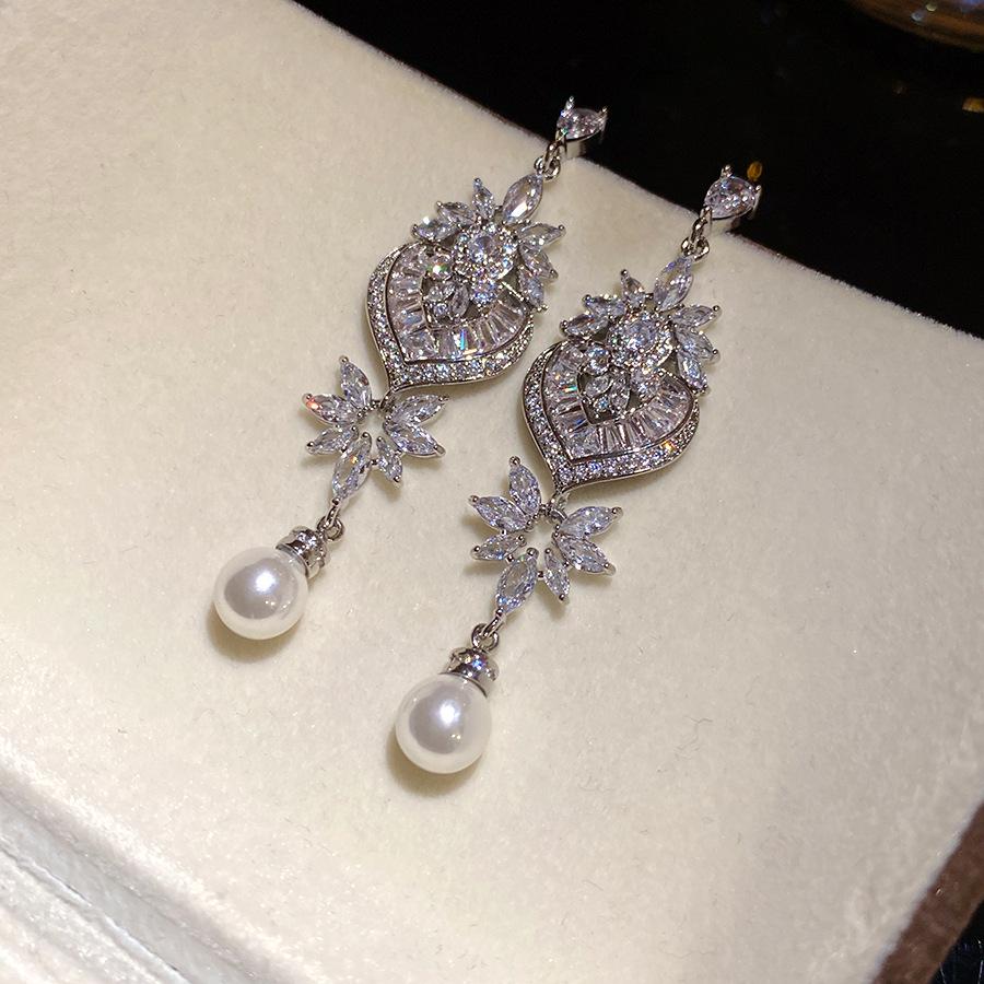 

Silver needle leaf love diamond set hollow pearl earrings European and American niche high-end stud earrings fashion temperament earrings women