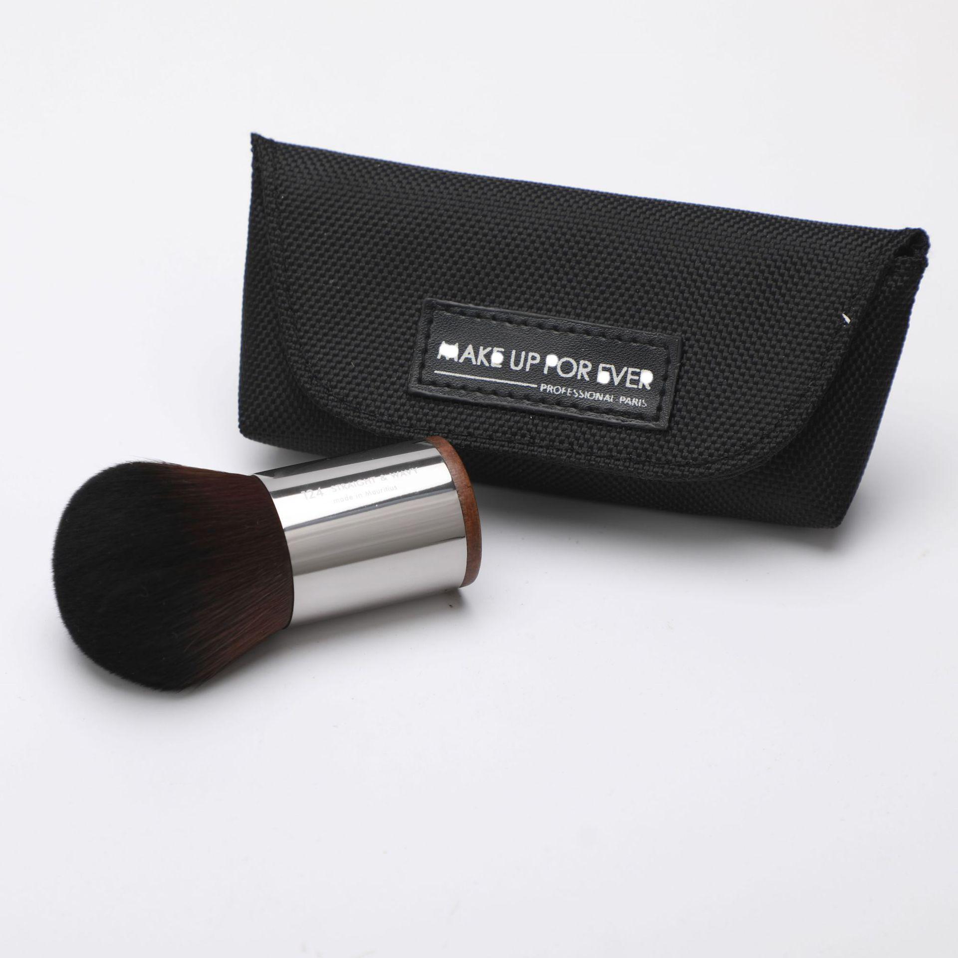 

Набор дорожных кистей Cangzhou F124 с большой кистью-грибком для румян и пудры для фиксации