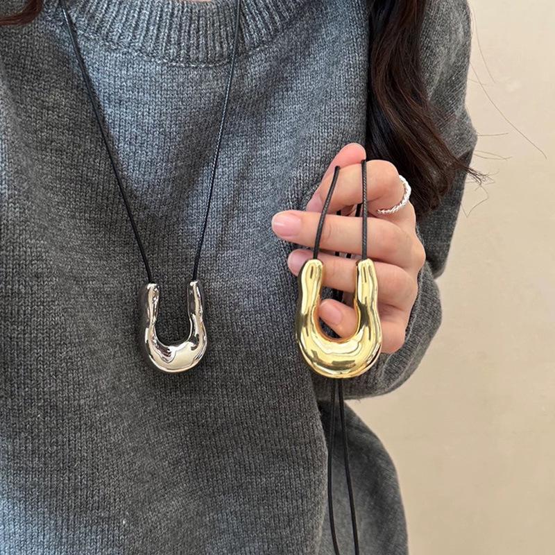 U-shaped Metal Horseshoe Pendant Necklace - Women's Luxury Long Sweater Chain.