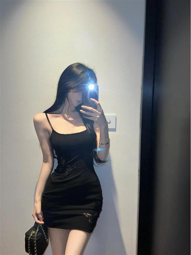 Vyšívané bodycon šaty s výřezem motýla na špagetová ramínka - Slim střih, Seductive style
