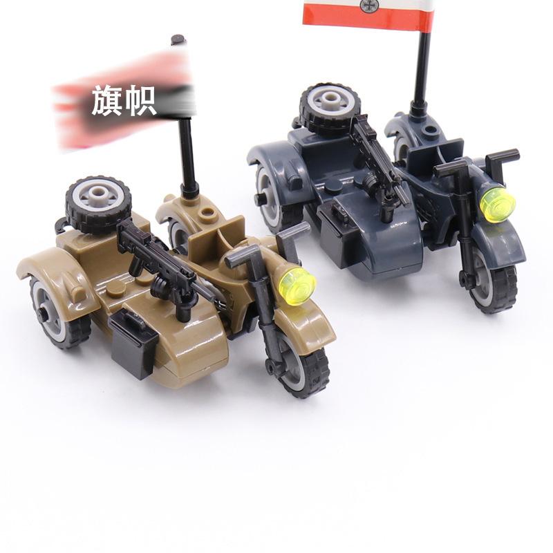 Scenă militară de păpuși cu bloc de construcție asamblat din seria de motociclete cu trei roți multicolore