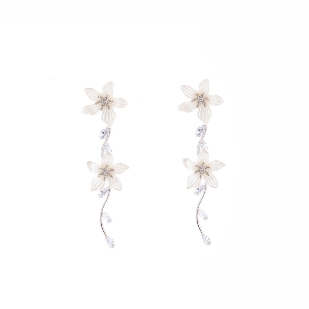 The new light luxury 3D floral fringe women's earrings feature irregular hanging earrings design and unique jewelry accessories