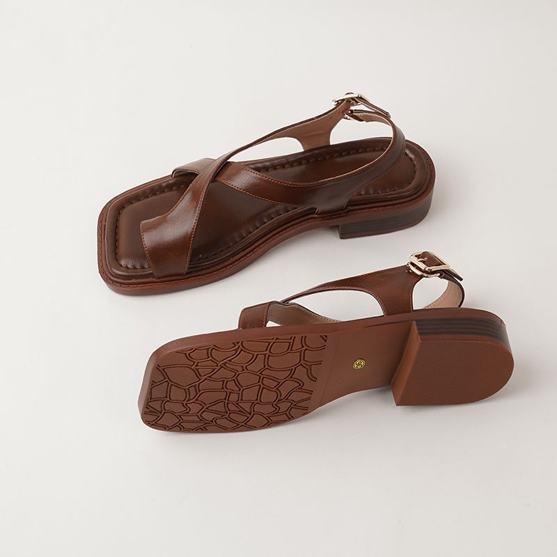 

Soft leather fashion cover toe sandals women s 2025 summer new flat heel beach shoes belt buckle Roman shoes sand stall shoes 40 коричневый