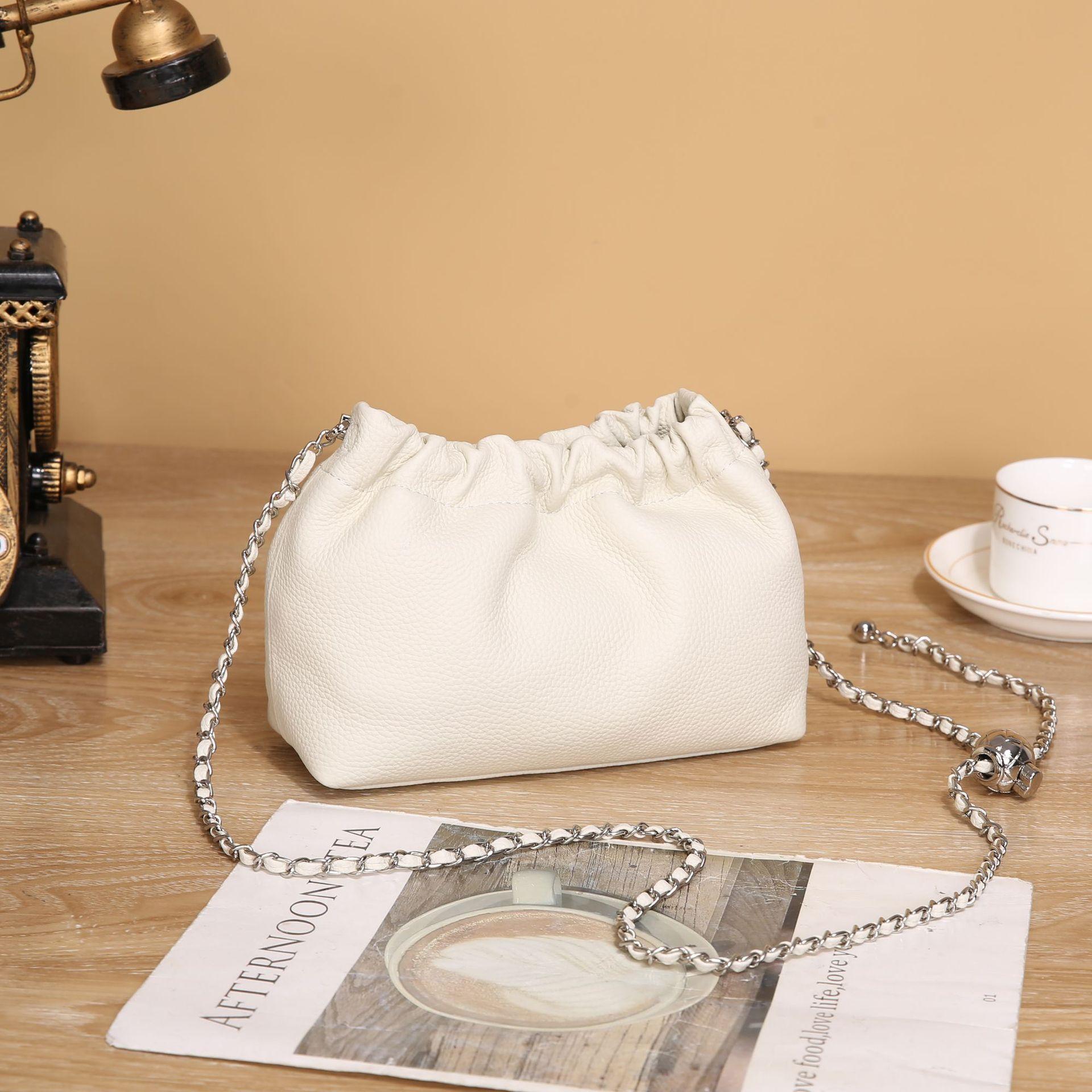 

Женская сумка через плечо с цепочкой