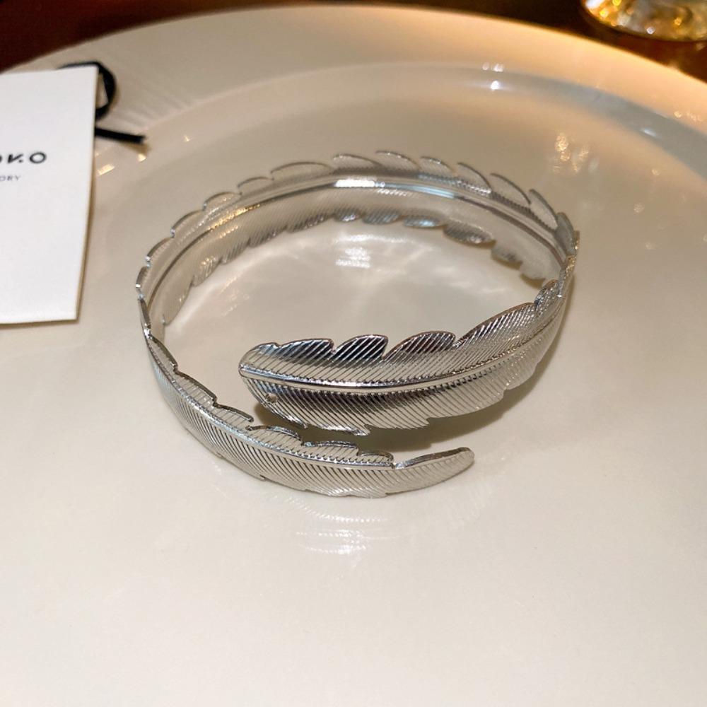 European and American Simple Bracelets, Arm Rings, Niche Cold Wind Temperament Bracelets, High-end Sense and Versatile Jewelry.