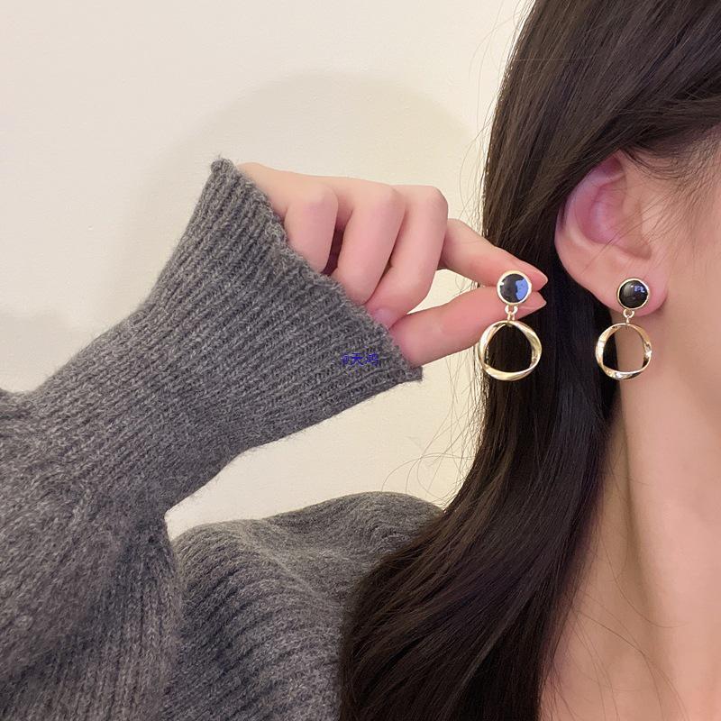 Von Hepburn inspirierte Retro-Ohrringe im französischen Stil: Schwarze Tropföl-Ohrstecker