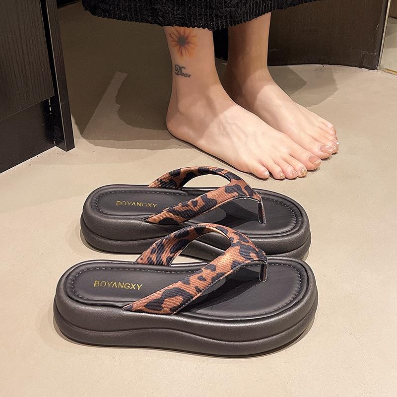 Thick-soled Flip-flops for Women's Summer Wear, New with Skirt, Silver High-end Casual Beach Cool Slippers