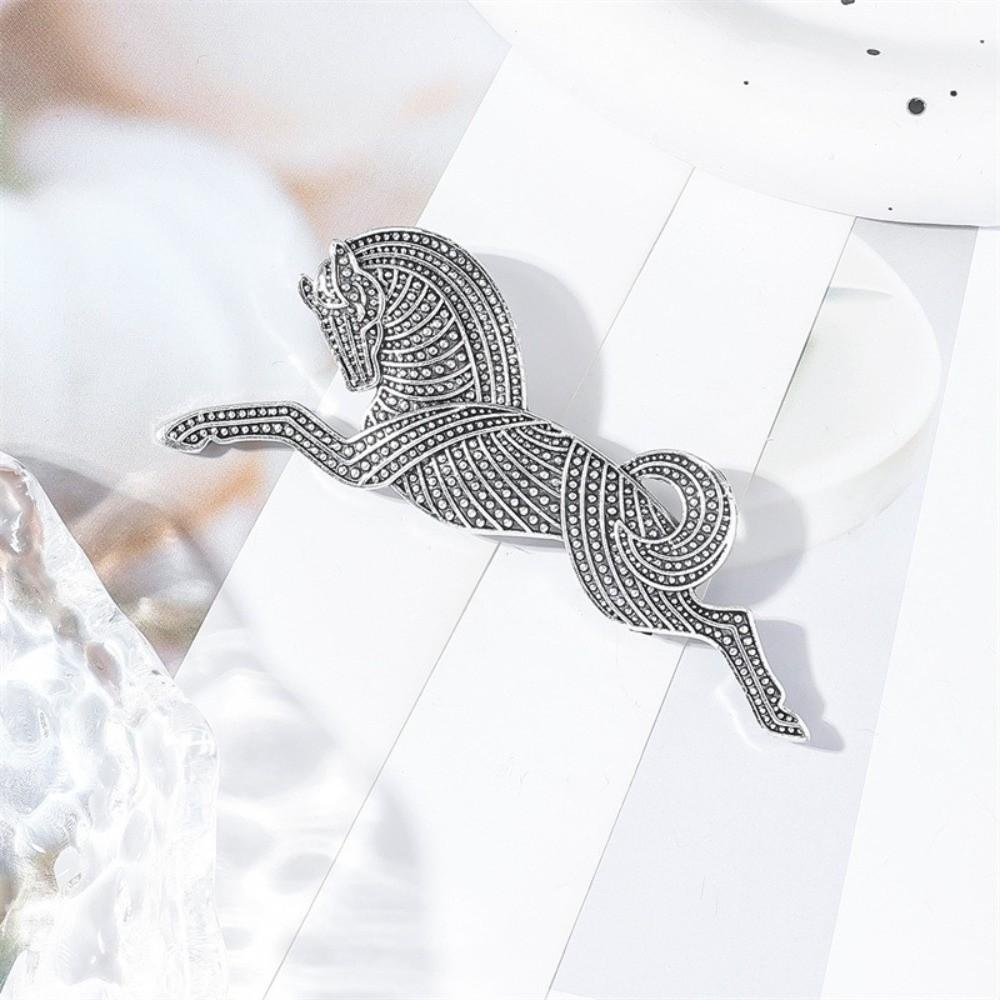 Elegant Zinc Zinc Alloy Animal Brooch Gold Silver Vintage Leopard Pin Running Horse Brooches New Year