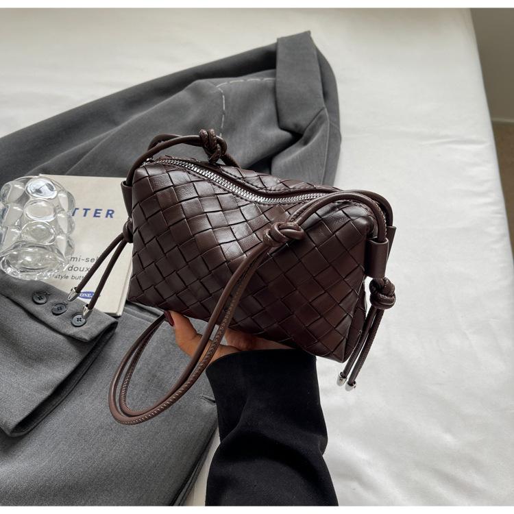 

Новая популярная простая сумка через плечо в иностранном стиле, нишевый дизайн, плетеная сумка, женская модная сумка для покупок, для поездок на работу, сумка-мессенджер темно-коричневого