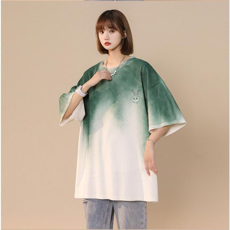 Женская зеленая футболка с акварельным принтом — фото 4