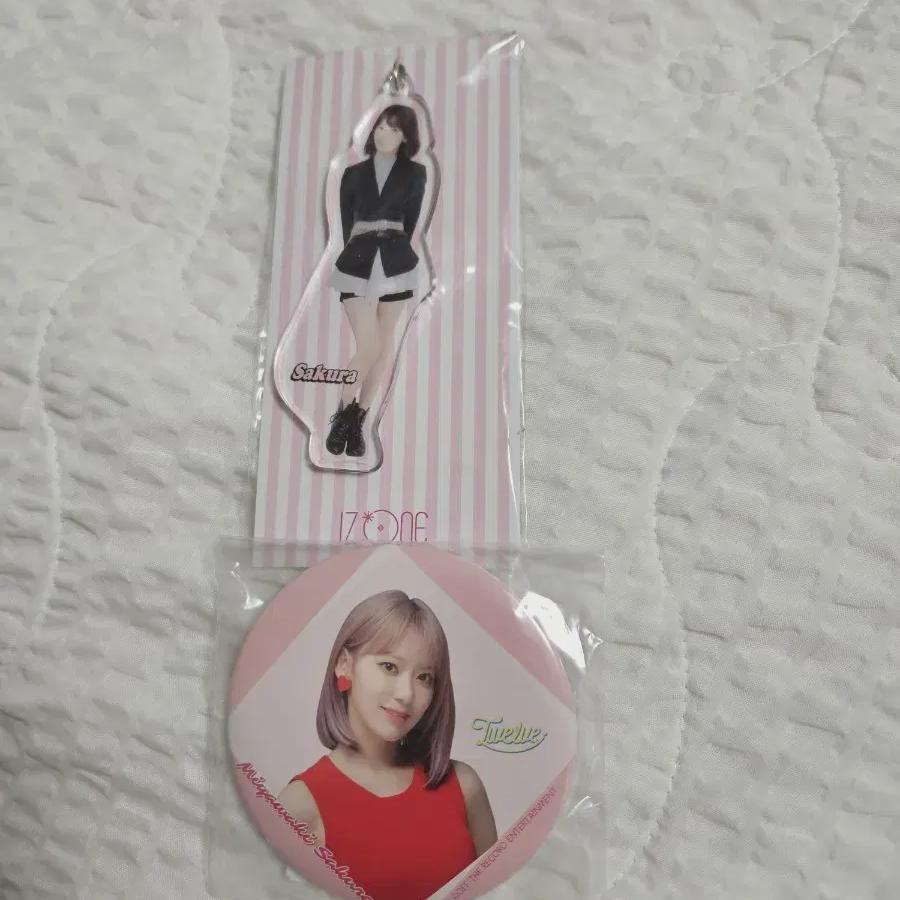 

Мы продаем официальный мерч Iz*one Sakura.