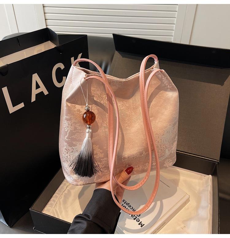 

Вышивка сумка большой вместимости женская 2025 весна и лето новая на плечо сумка-мессенджер средняя сумка-ведро розовый