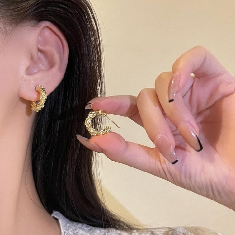 Elegant and Comfortable Hoop Earrings Stylish Gold/Silver Finish Hoop Earrings Designed For Modern Fashion Enthusiasts