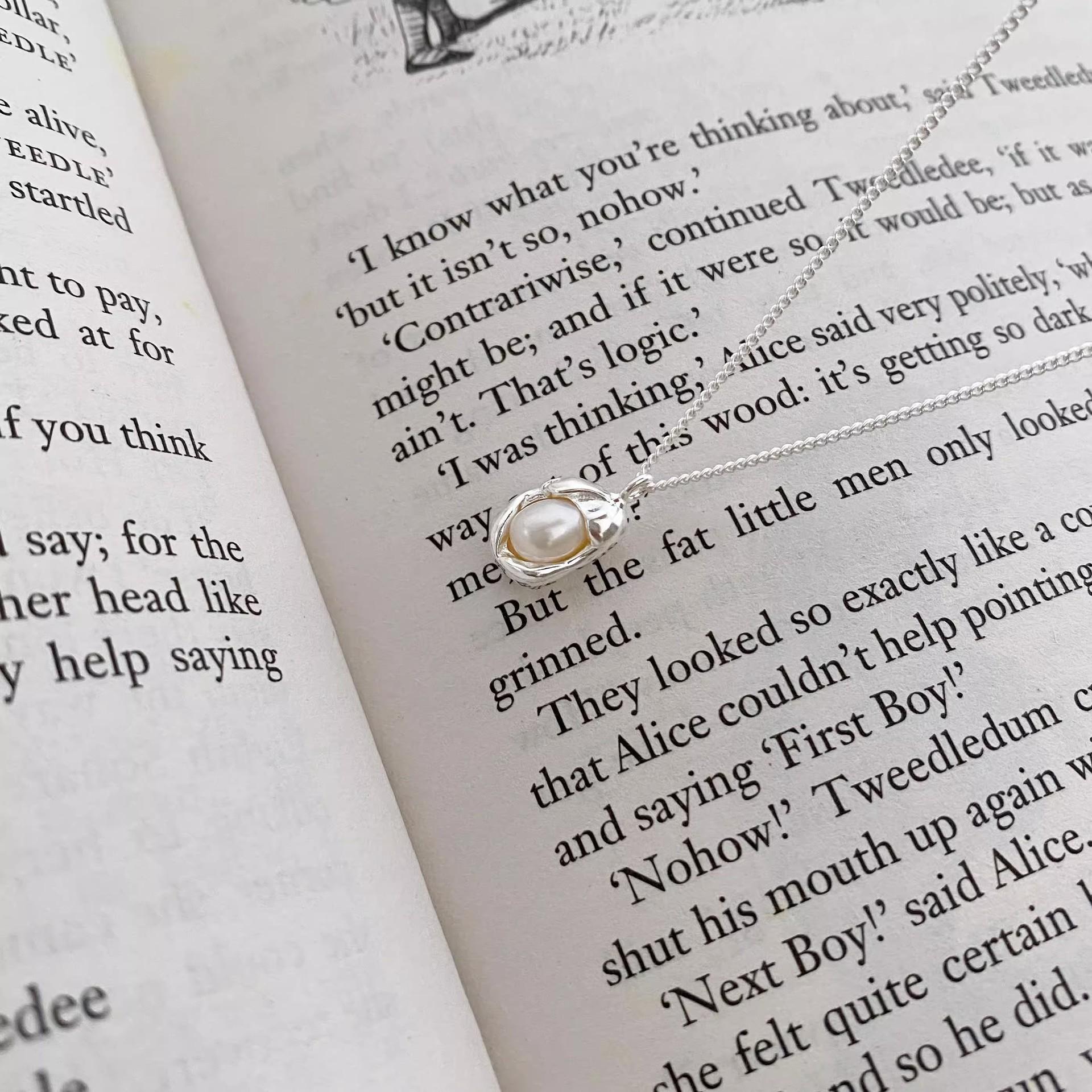 

Cold wind pearl geometric Doudou necklace women s 2023 light luxury temperament silver-plated collarbone chain Internet celebrity same style