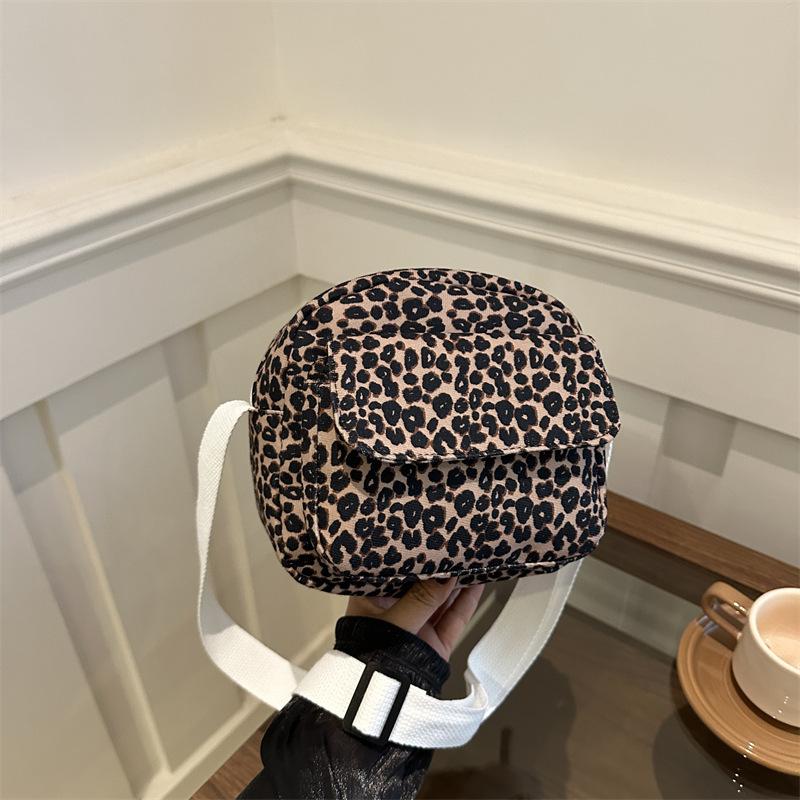 Korean version of fashion niche design soft-sided casual leopard print shoulder messenger bag 2025 autumn new shopping commuter bag