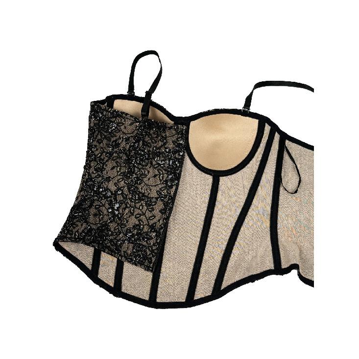 Corsetti, abbigliamento da donna alla moda ed elegante