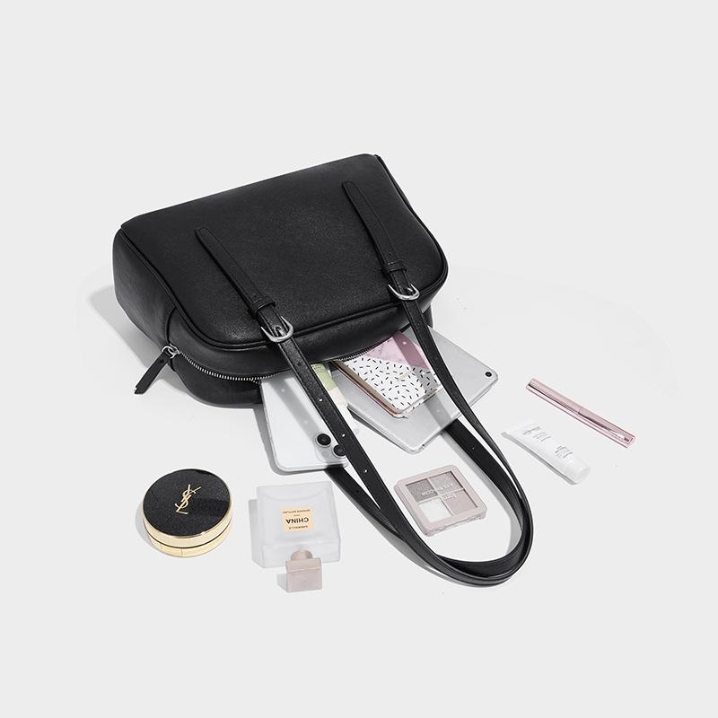 High-End Underarm Bag for Women 2025 New Simple Fashion Niche Design Handbag Trendy French Pillow