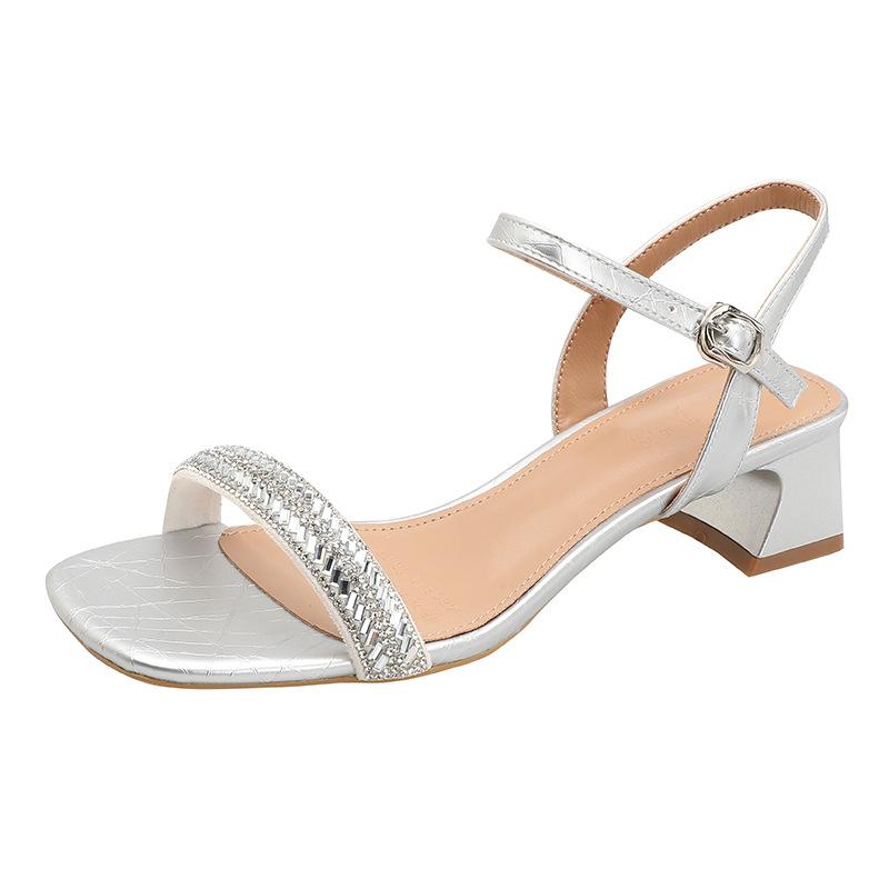 

Сказочный ветер босоножки с открытым носком на среднем каблуке женские лето 2025 новые серебристые квадратный носок ремешок с пряжкой с кристаллами на высоком каблуке 40 серебряный