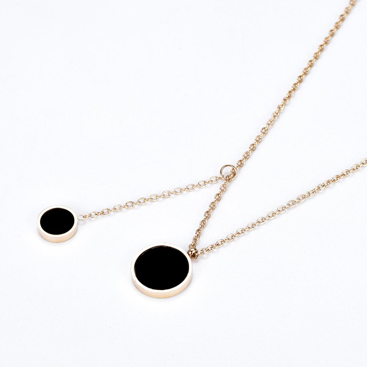 Rose Gold Korean-Style Titanium Steel Necklace: Retro Clavicle Design with Black Drip Oil Pendant розового золота