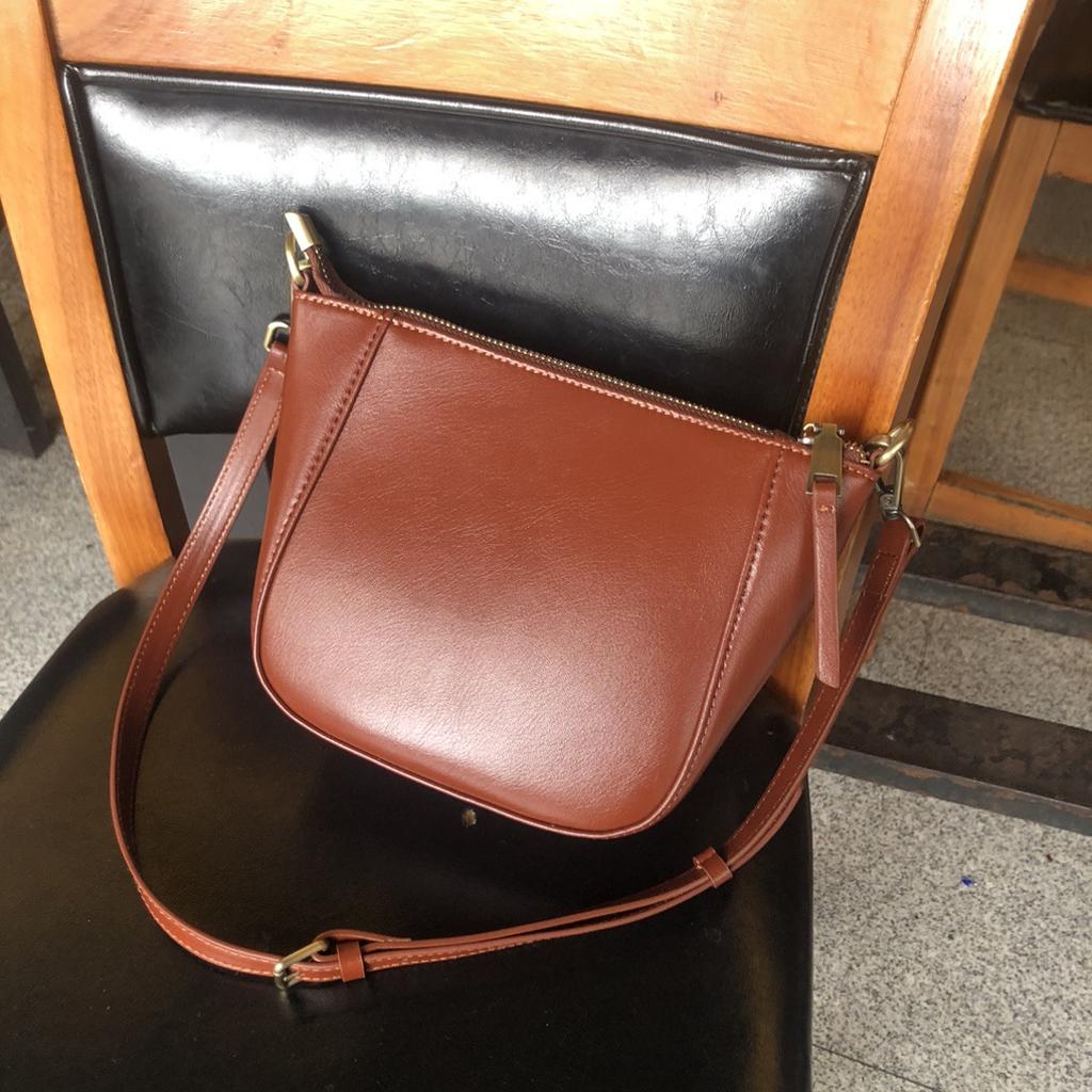 Crossbody Bag New Versatile Niche Shoulder Bag for Women Simple and Fashionable Handheld Leather Shell Bag