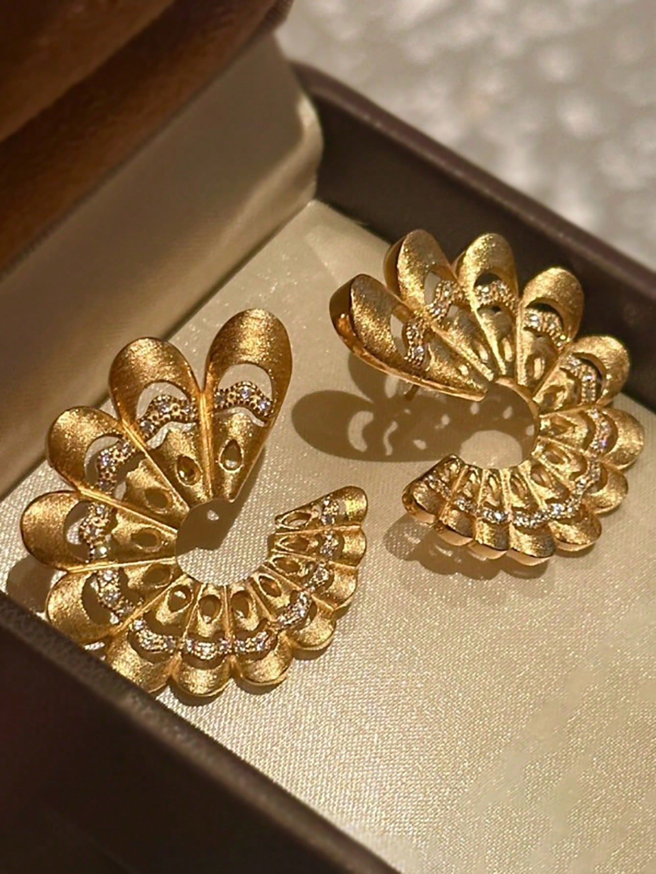 

Модные серьги-подвески для женщин золотой