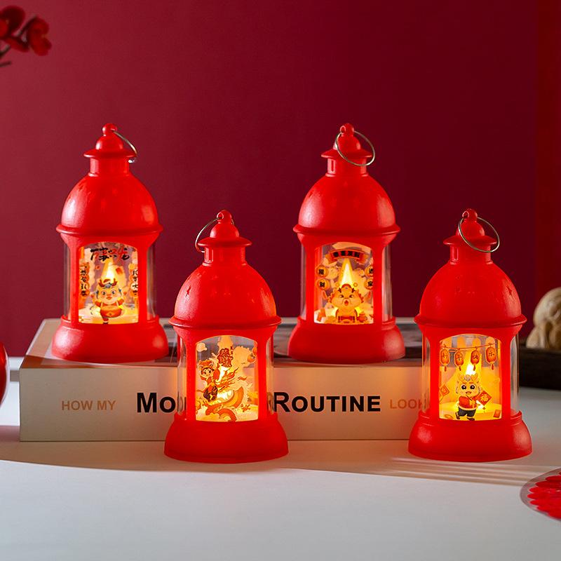 Barn bærer små opplyste sylindriske lykter til vårfesten