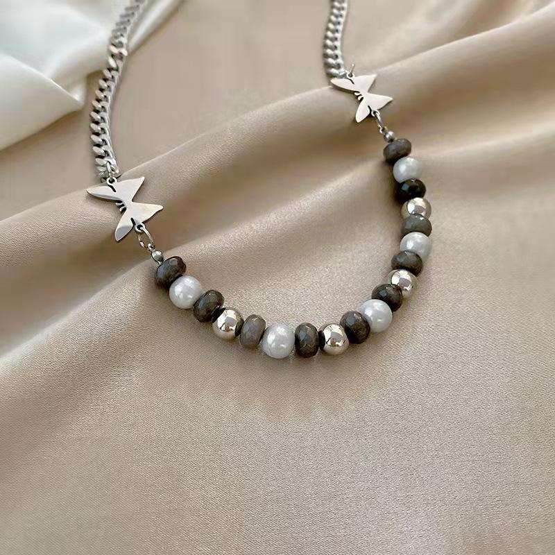 Süße und coole reflektierende Perlenspleiß-Schmetterlingshalskette für Frauen, Hip-Hop-Kaltwind-Design mit Sinn für Schlüsselbeinkette aus Titanstahl