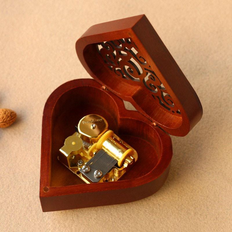 Urocza prostokątna rzeźbiona drewniana pozytywka nakręcana z melodyjnymi melodiami