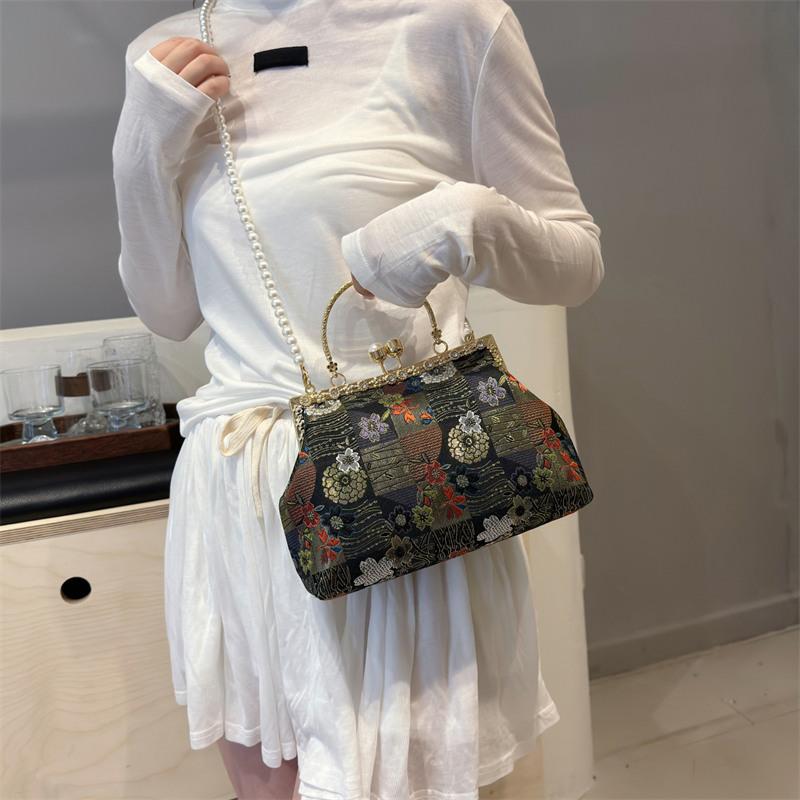 2024 New Chinese Style Pink Embroidered Pearl Chain Handbag Trendy Retro Shoulder Bag Women's Wedding Handbag Dinner Clip Bag