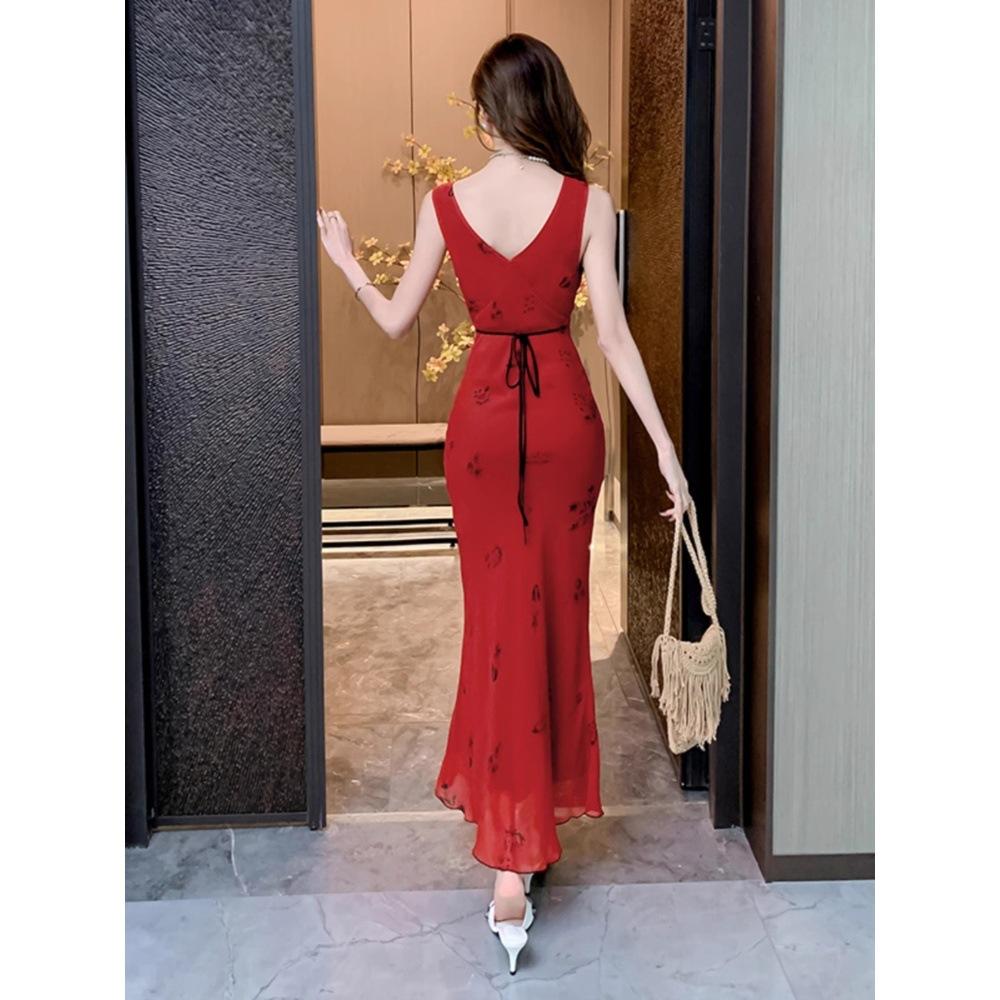 Sleeveless V-neck Red Dress, Children's Summer High-end Suspender Waist Temperament Vacation Long Skirt