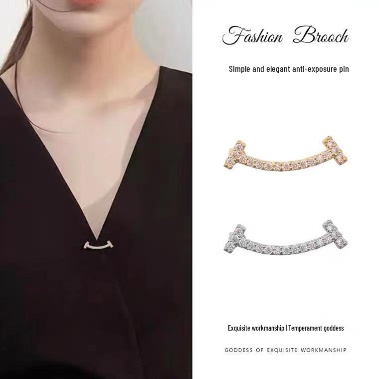Exquisite Smile Face Brooch - Polished Simple Design for Shirt Collar