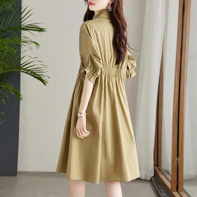Vestido camisero asimétrico plisado para mujer con diseño que estiliza la cintura y mangas farol.