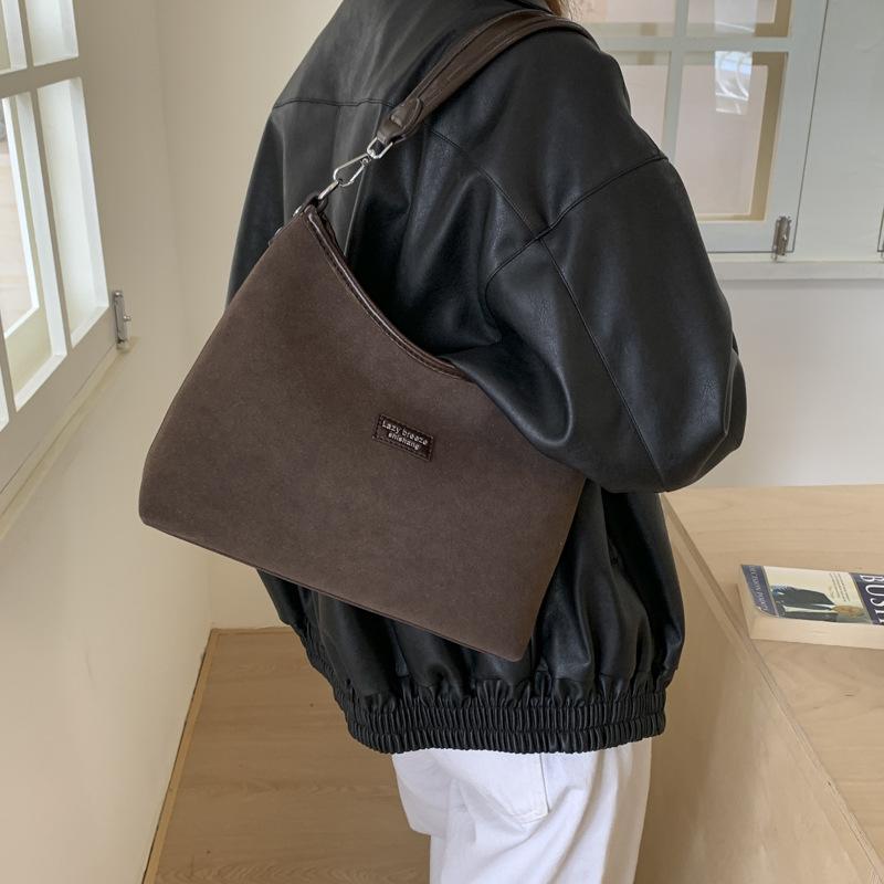 Retro Bag Women's Autumn and Winter 2025 New Versatile Casual Shoulder Messenger Bag Popular Bucket Bag This Year