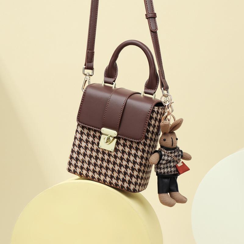 Bag versatile new messenger bag niche design underarm bag light luxury high-end single shoulder small square bag luggage